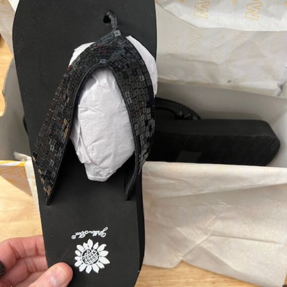 Yellow Box Sandy Sandals Flip-Flops Black Sequin NIB Size 11 - Picture 4 of 5